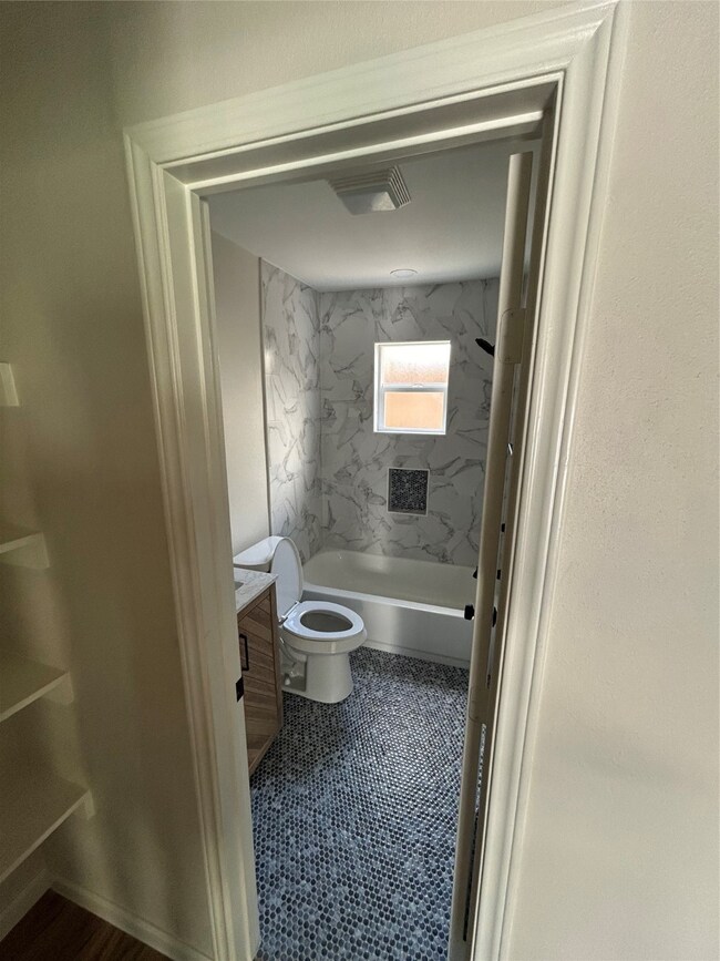 2009 Welch St unit 4, Houston, TX 77019 - photo 6