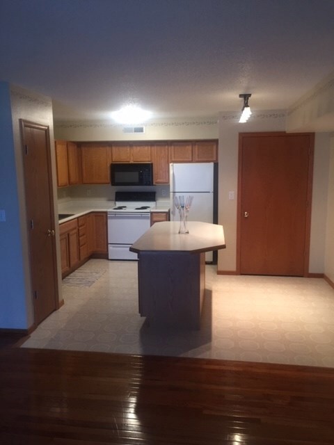 4702 Chadwick Rd unit 8, Cedar Falls, IA 50613 - photo 2