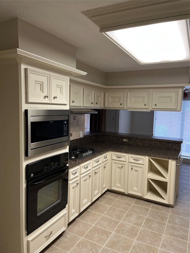 Kitchen - Micro, Oven, Gas Cooktop