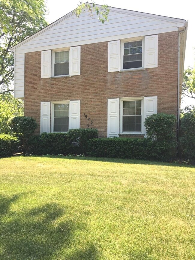 1923 Dewes St, Glenview, IL 60025 - photo 6