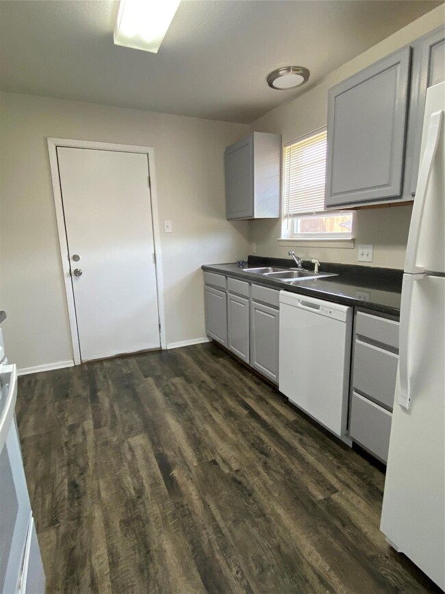 1302 Berry Dr unit D, Cleburne, TX 76033 - photo 5