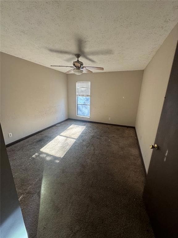 Carpeted empty room with ceiling fan and a texture