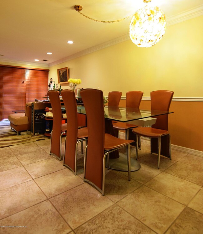 (7) Dining Room