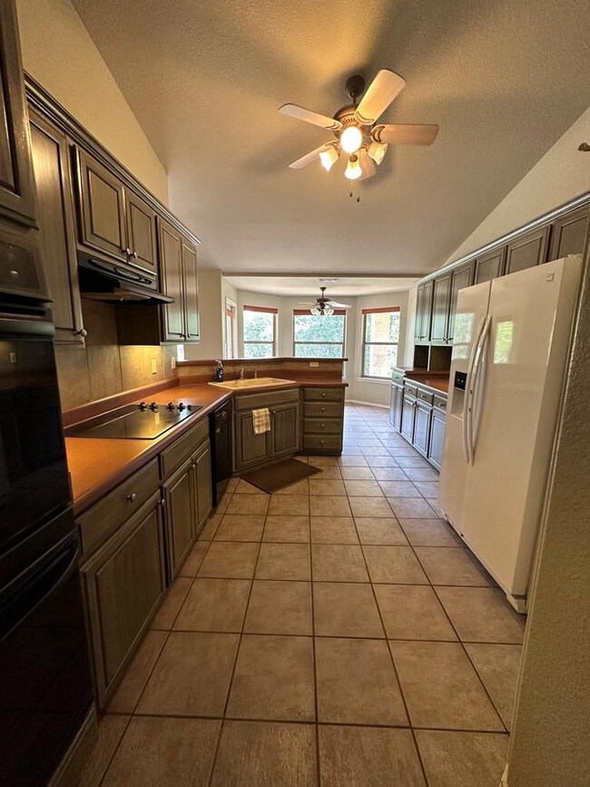 2012 Woodway Ct, Fredericksburg, TX 78624 - photo 5