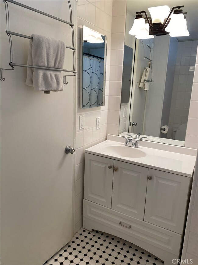 16473 Green Tree Blvd unit 33, Victorville, CA 92395 - photo 4