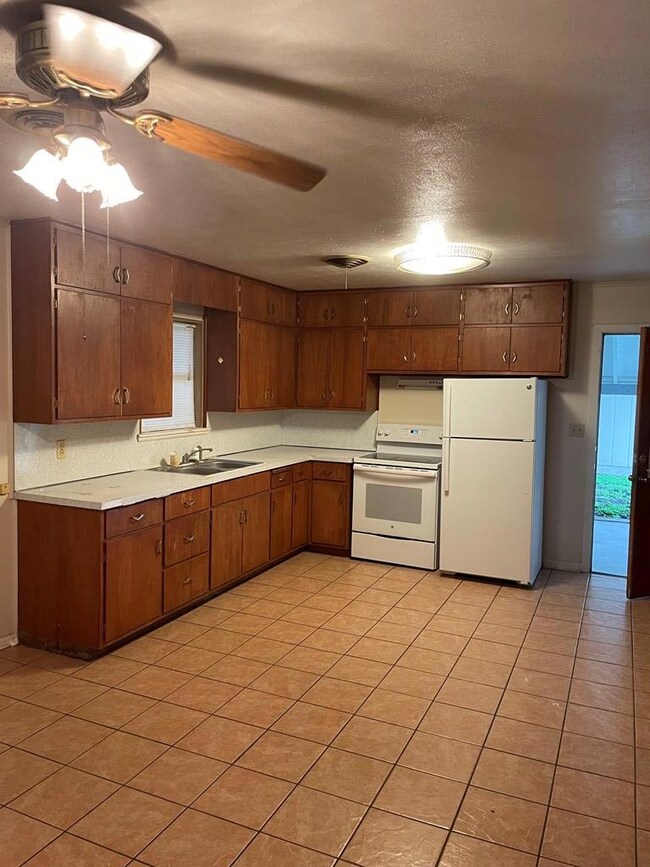 308 S Crockett St, Fredericksburg, TX 78624 - photo 2