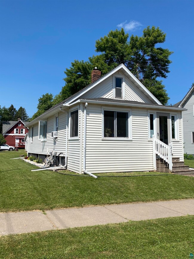 View of front facade with a front lawn