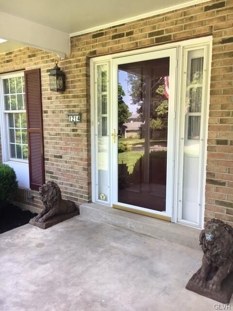 1214 Clearview Cir, Allentown, PA 18103 - photo 2