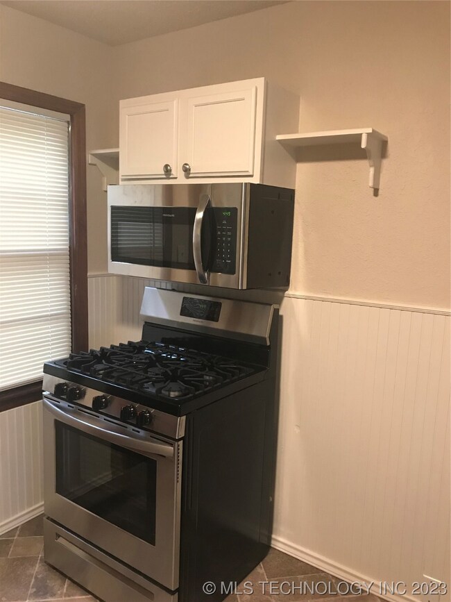 Range with microwave/vent hood