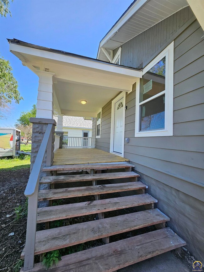 630 SW Lincoln St, Topeka, KS 66606 - photo 2