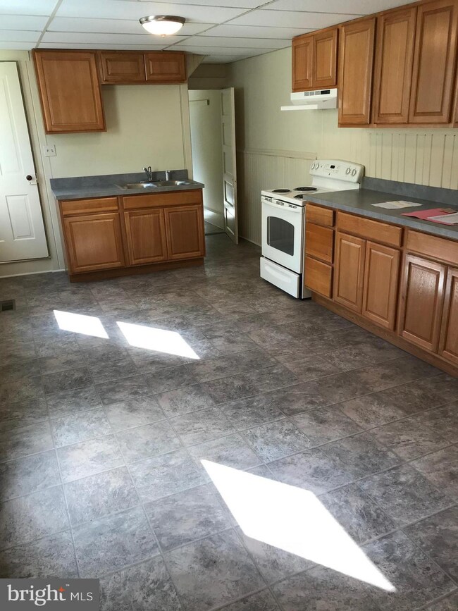 742 Saint Joseph St, Lancaster, PA 17603 - photo 4