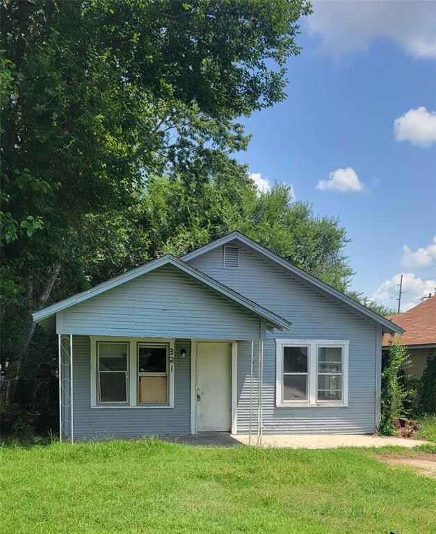 View of front facade with a front lawn