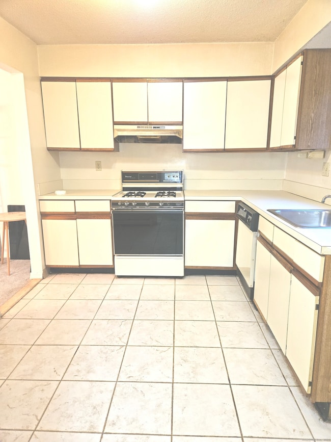 38 Sutton Place unit 38, Bloomfield, CT 06002 - photo 3