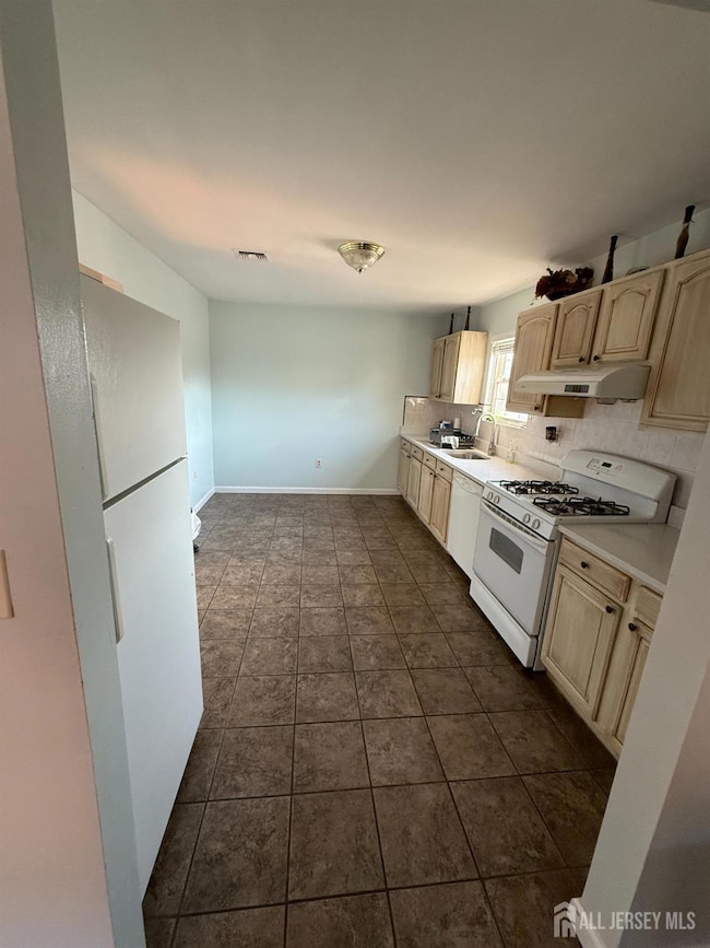 31 Beverly St unit 2nd f, Carteret, NJ 07008 - photo 2