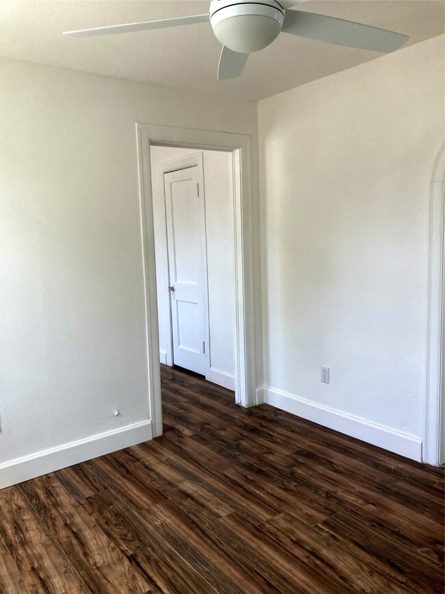 908 Eleanor St unit B, Houston, TX 77009 - photo 5