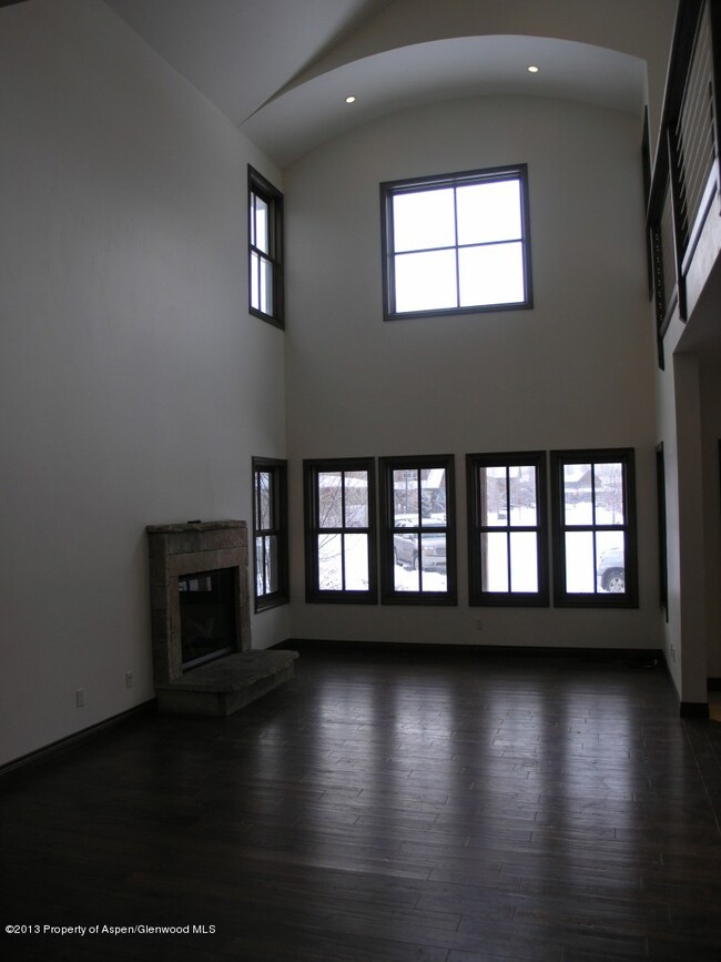 213 Juniper - living room (2)