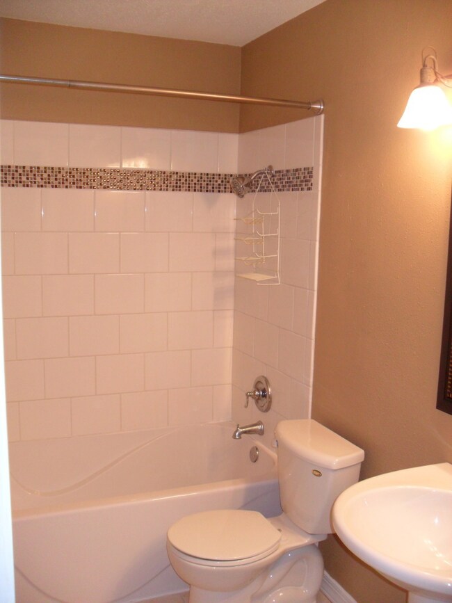 Main Floor Bathroom<|><|>