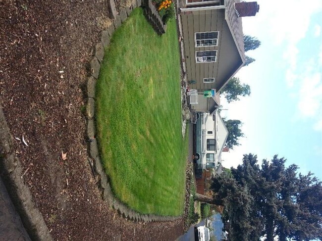 461 N 5th St, Central Point, OR 97502 - photo 5