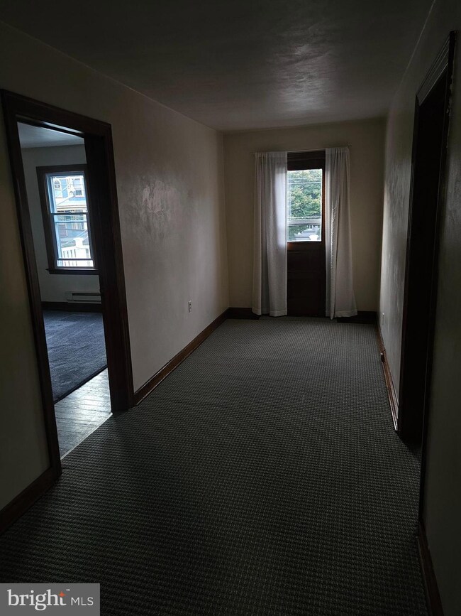 521 E Broad St unit 2, Tamaqua, PA 18252 - photo 3