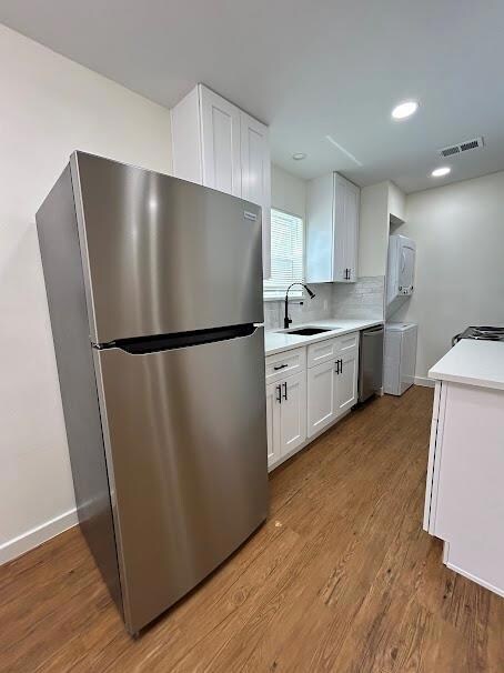 Kitchen with appliances with stainless steel fini