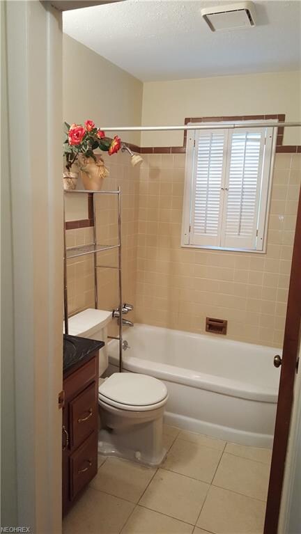 A really nice 1st floor full bathroom.