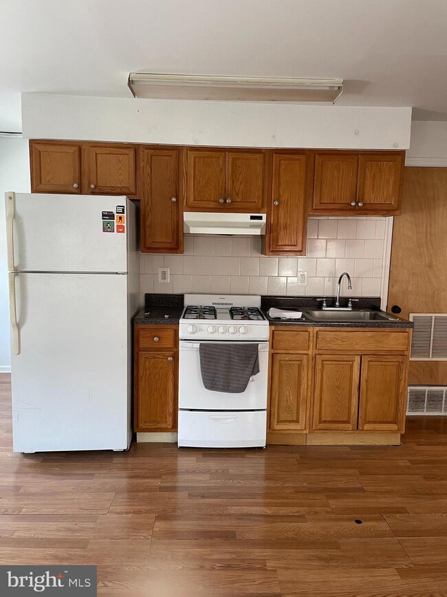 514 W Queen Ln unit 3, Philadelphia, PA 19144 - photo 2