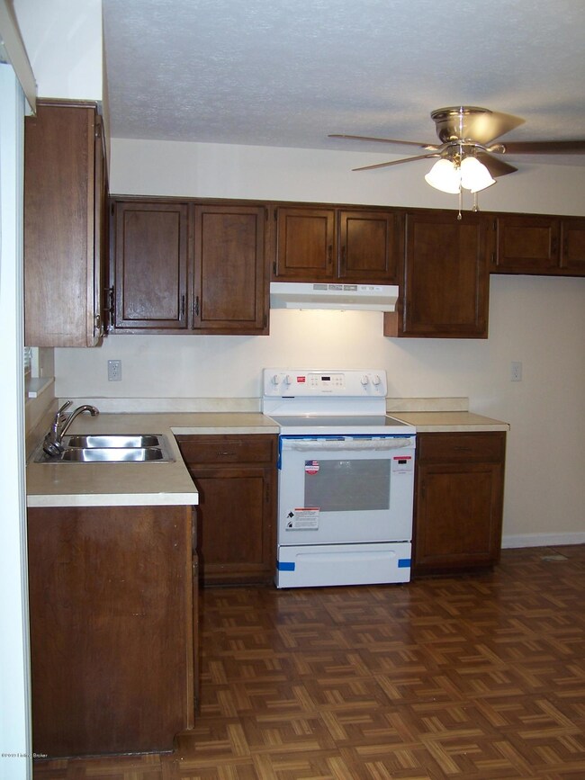 6801 Beackstone Ct, Louisville, KY 40228 - photo 2