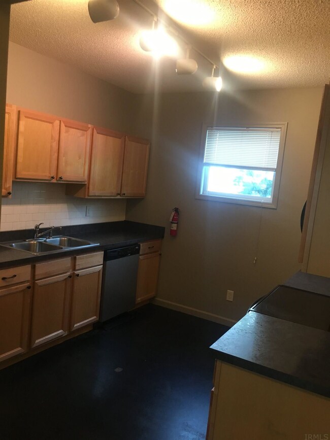 807 N Walnut St unit 4, Bloomington, IN 47404 - photo 6