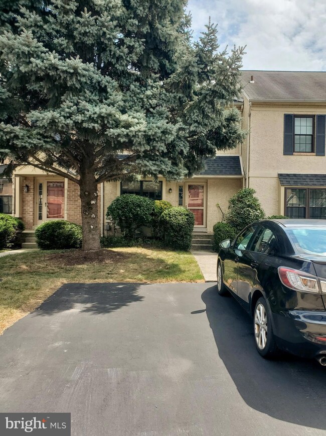 520 Bassett Ln, Norristown, PA 19403 - photo 2