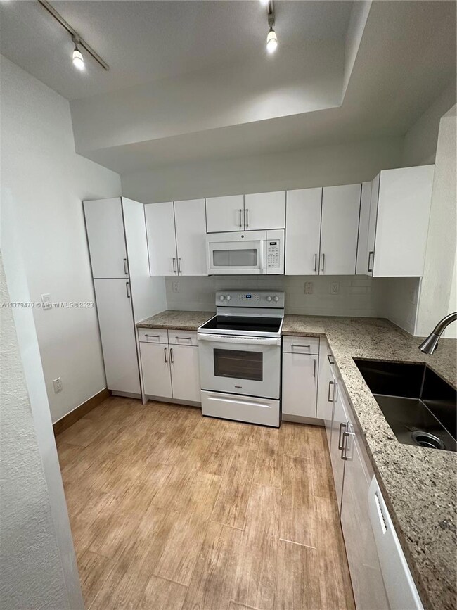 10945 NW 43rd Ln, Doral, FL 33178 - photo 6