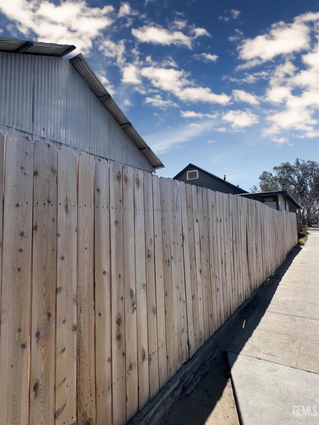 220 Tyler St, Taft, CA 93268 - photo 6