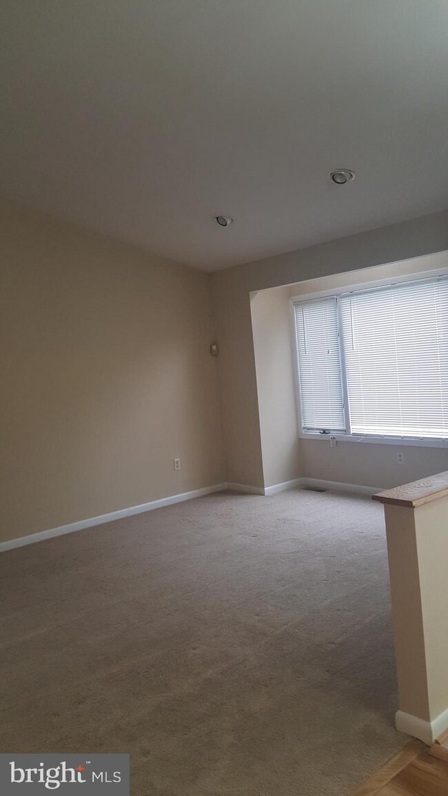 8121 Tamar Dr, Columbia, MD 21045 - photo 4