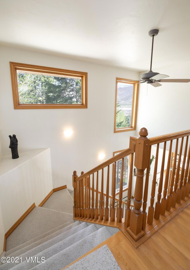 1402_deer_blvd_vignette_stairs