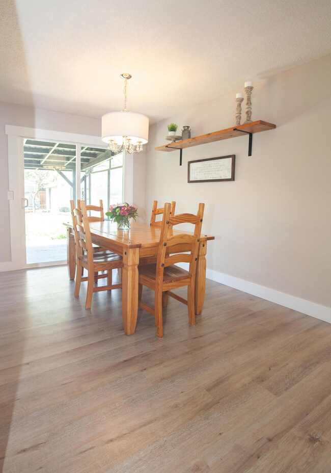 302 NW Dogwood Ave, Redmond, OR 97756 - photo 6