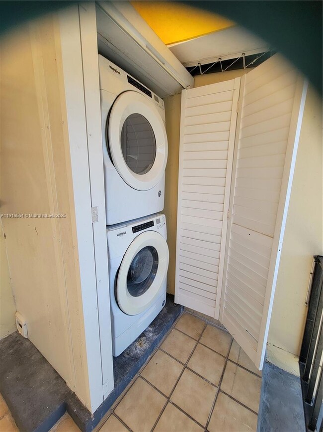 15504 Sharpecroft Dr, Hialeah, FL 33014 - photo 6