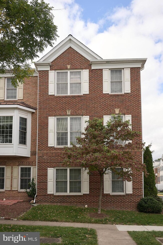 2471 Walnut Rocker Ln, Herndon, VA 20171 - photo 4