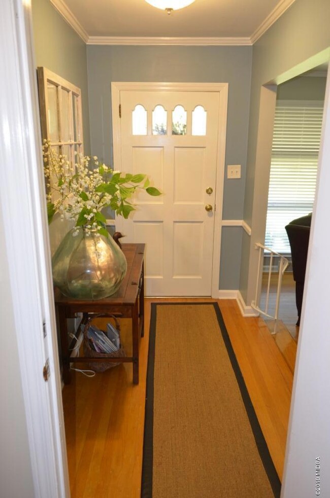 2925VictoriaCirFoyer2
