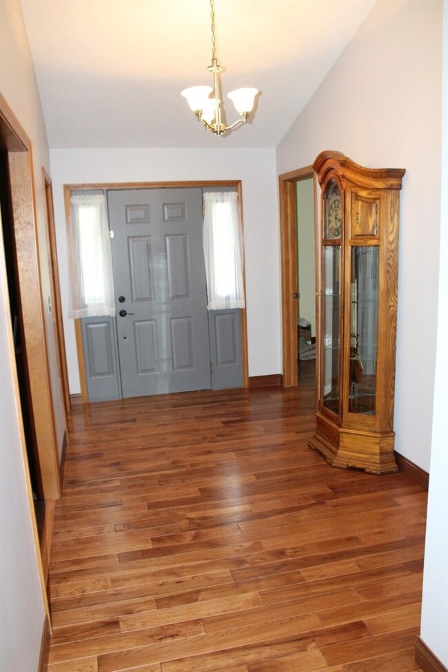 1647 N Crest View Dr, La Porte, IN 46350 - photo 3