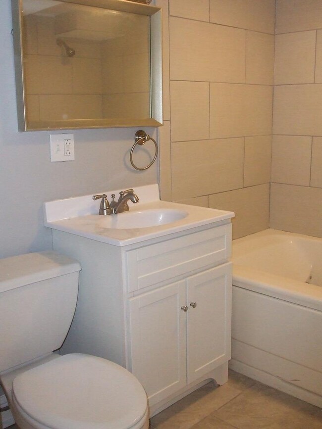 125 E North Ave unit BMT, Elmhurst, IL 60126 - photo 3