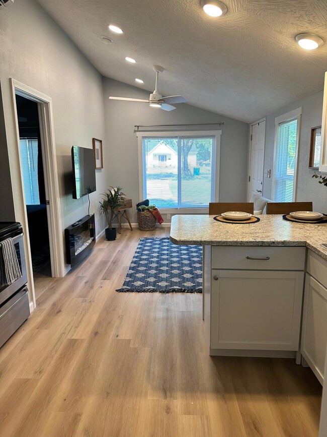 2618 E Cherry