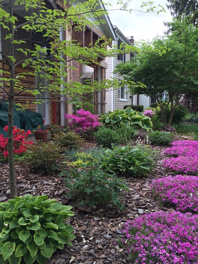 810 S Cassingham Rd, Columbus, OH 43209 - photo 2