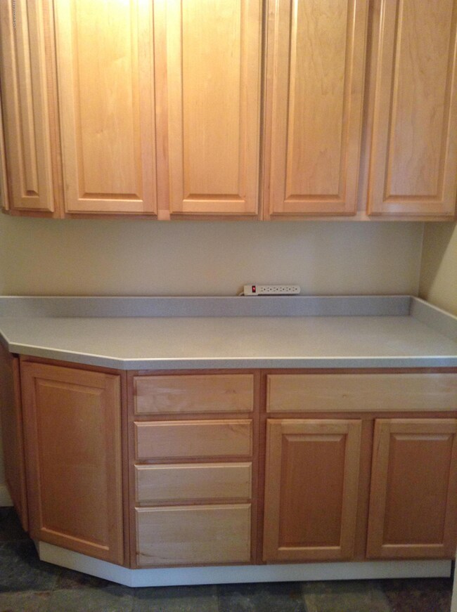 Mudroom off kitchen to deck w/slate flrs