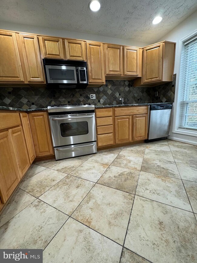 11948 Cardamom Dr, Woodbridge, VA 22192 - photo 5