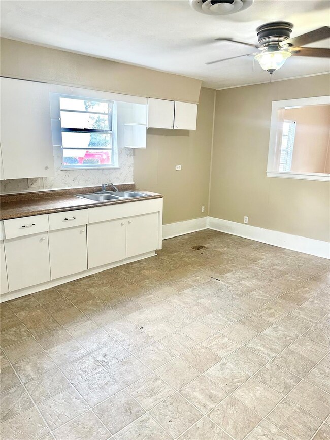 1009 Moran St, Gainesville, TX 76240 - photo 4