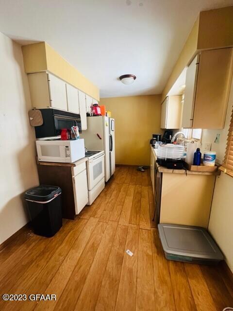 1902 S 19th St, Grand Forks, ND 58201 - photo 7