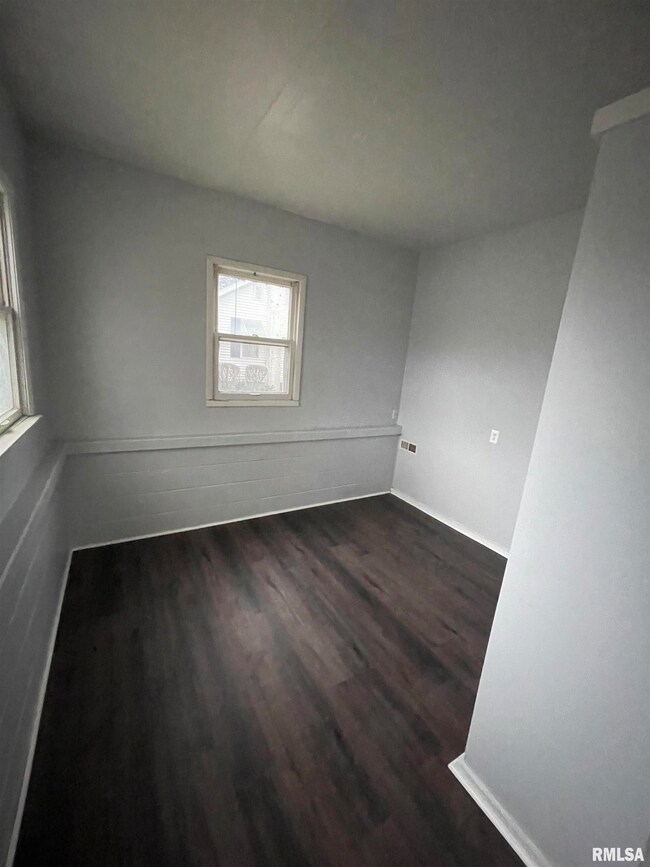 415 N Sherman St, Lincoln, IL 62656 - photo 2