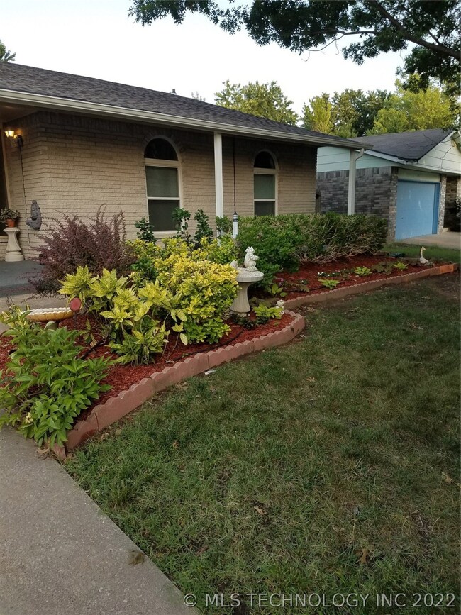 Professionally Landscaped Front and Back Yard