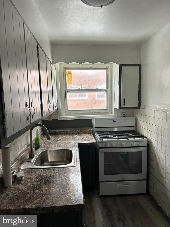 7029 Clover Ln, Upper Darby, PA 19082 - photo 4