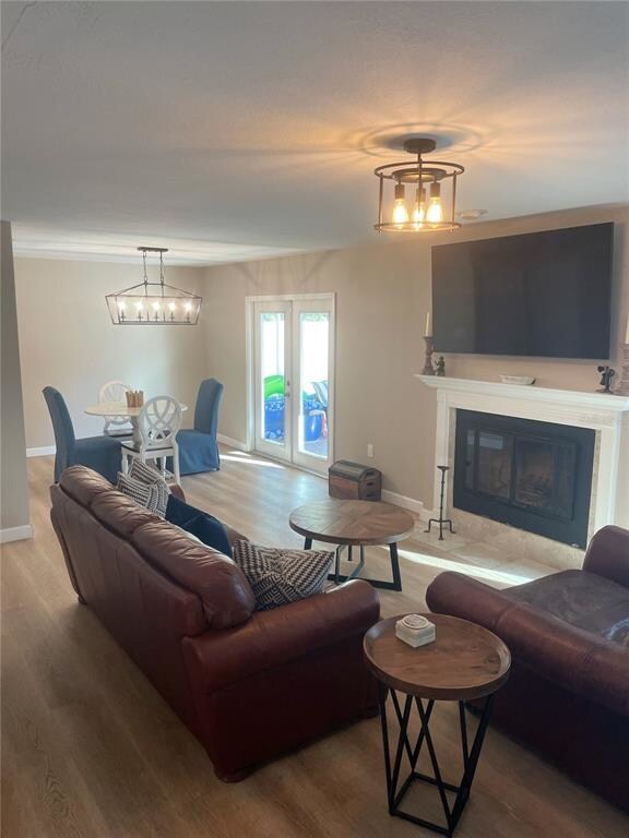 Living room/dining area 2