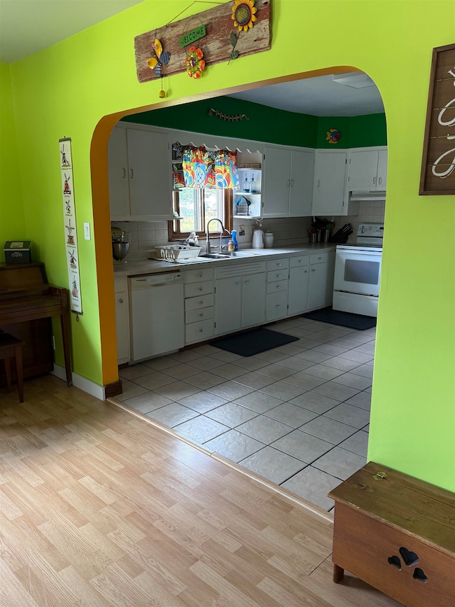 105 E Colvin Rd, Wonewoc, WI 53968 - photo 3